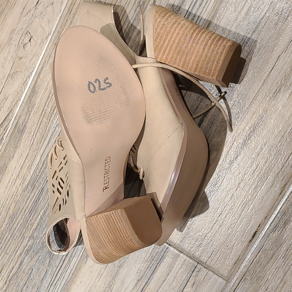 Restricted Women's Shoes Size 8 - Picture 3 of 4